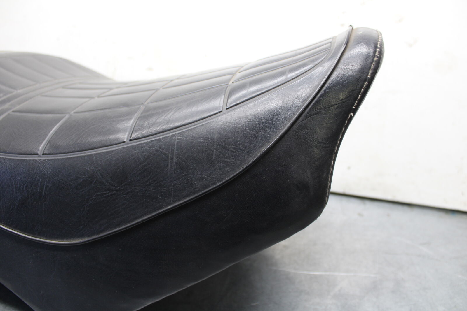 82-83 YAMAHA MAXIM 750 FRONT DRIVERS SEAT BB671