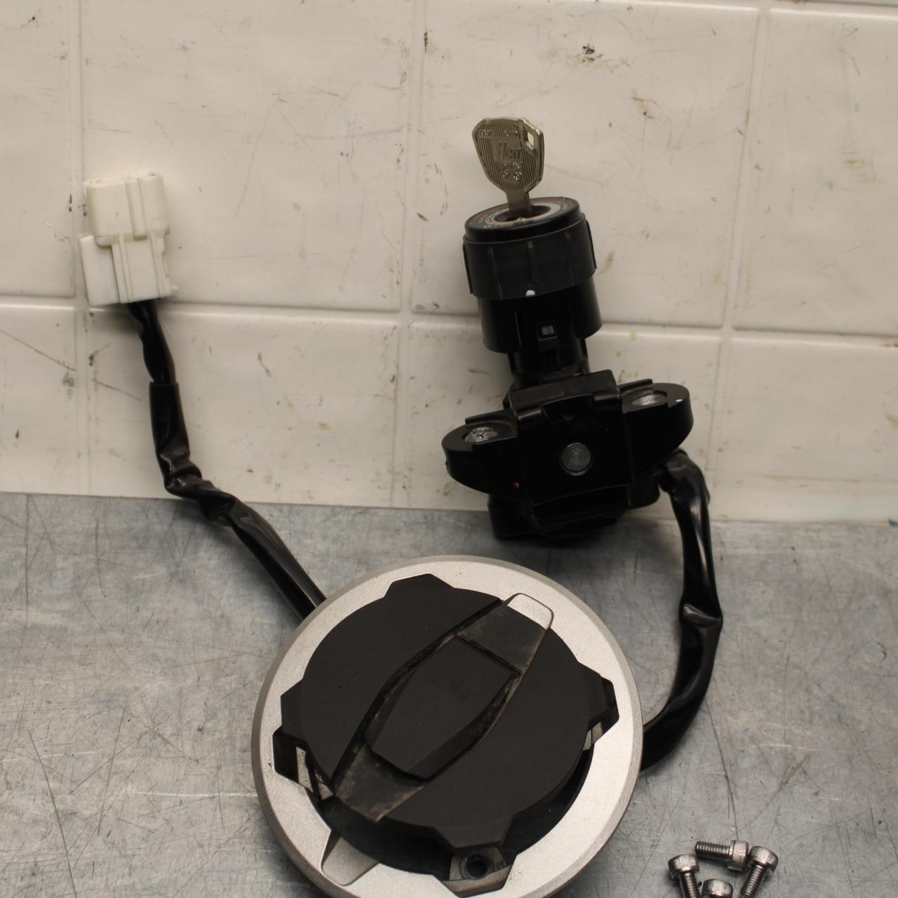 19-22 KAWASAKI Z400 IGNITION LOCK KEY SET W/ GAS CAP AND SEAT LOCK BB586