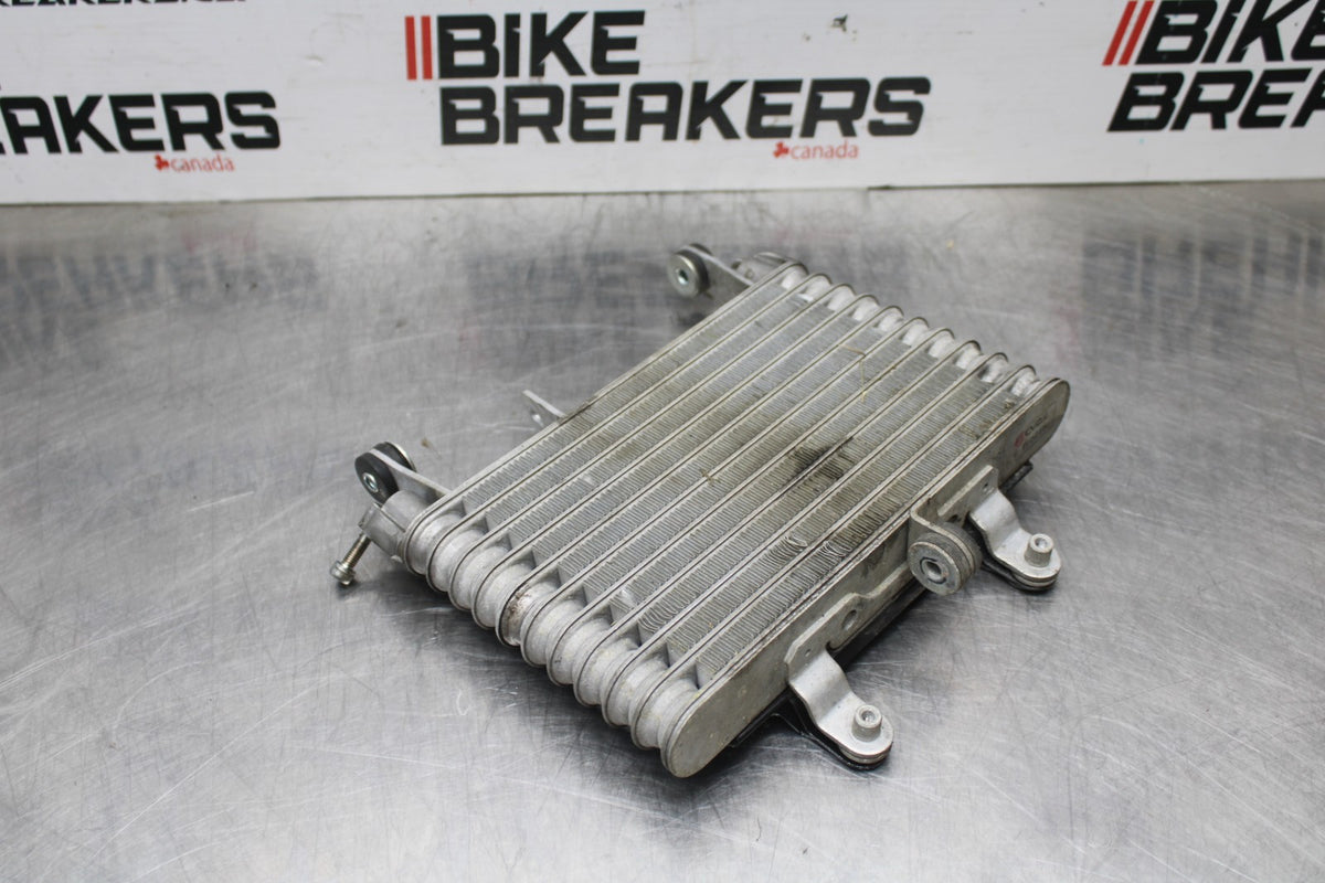 18 YAMAHA YZF R1  ENGINE MOTOR OIL COOLER  BB838