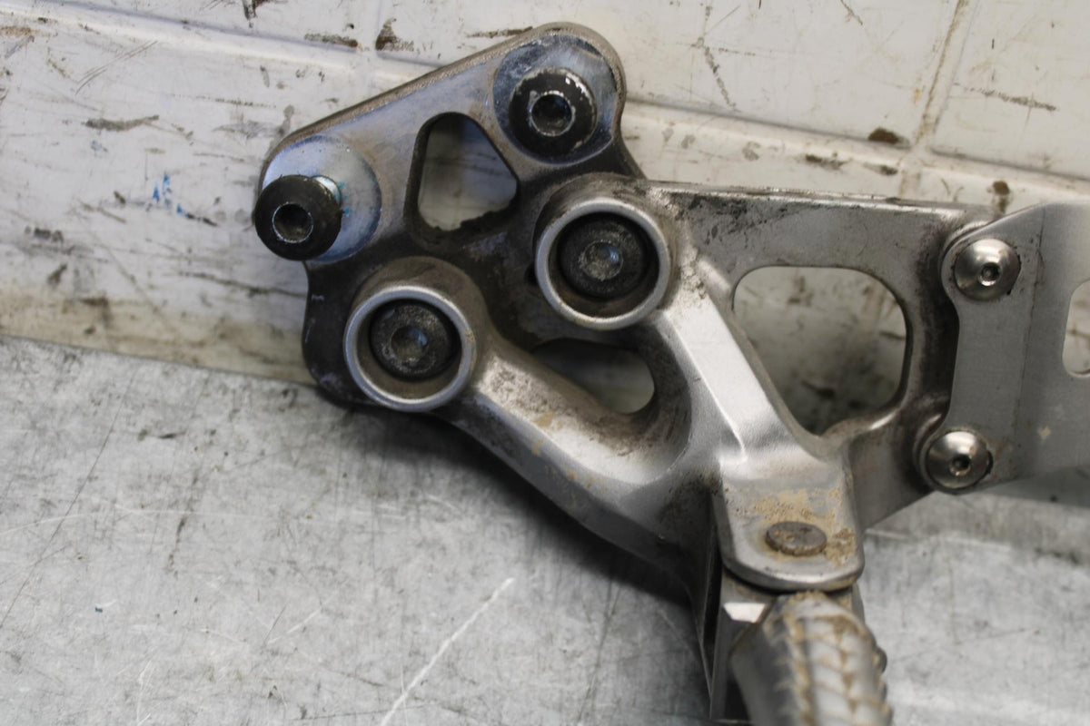 08-10 SUZUKI GSXR750 LEFT REARSET REAR SET DRIVER FOOT PEG REST STOP BB58