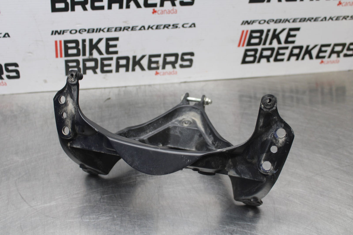 06-07 SUZUKI GSXR750 UPPER FAIRING MIRROR GAUGES STAY BRACKET BB811