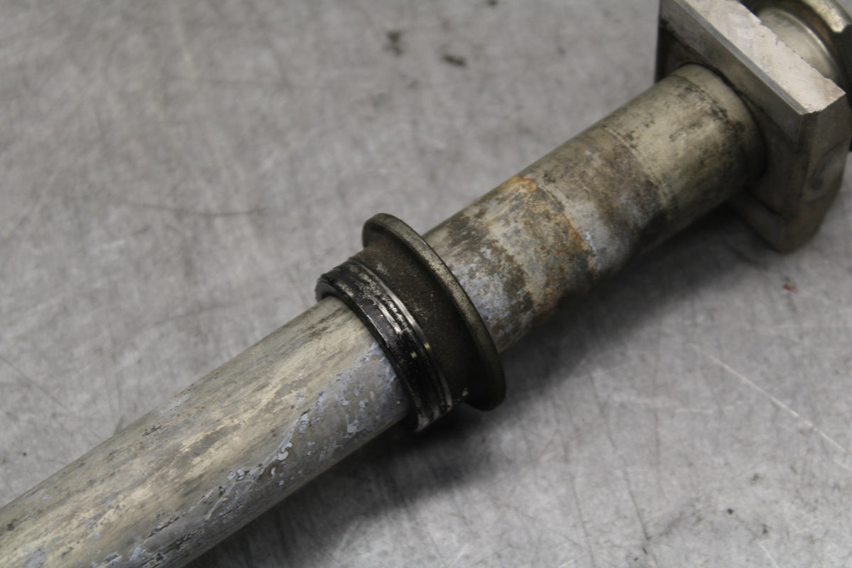 13-18 KAWASAKI NINJA ZX6R REAR AXLE BACK RIM PIVOT BOLT AXEL 41068-0613 BB666