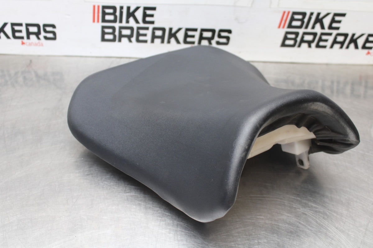 05 SUZUKI GSXR600 FRONT DRIVERS SEAT PAD SADDLE PILLION BB329