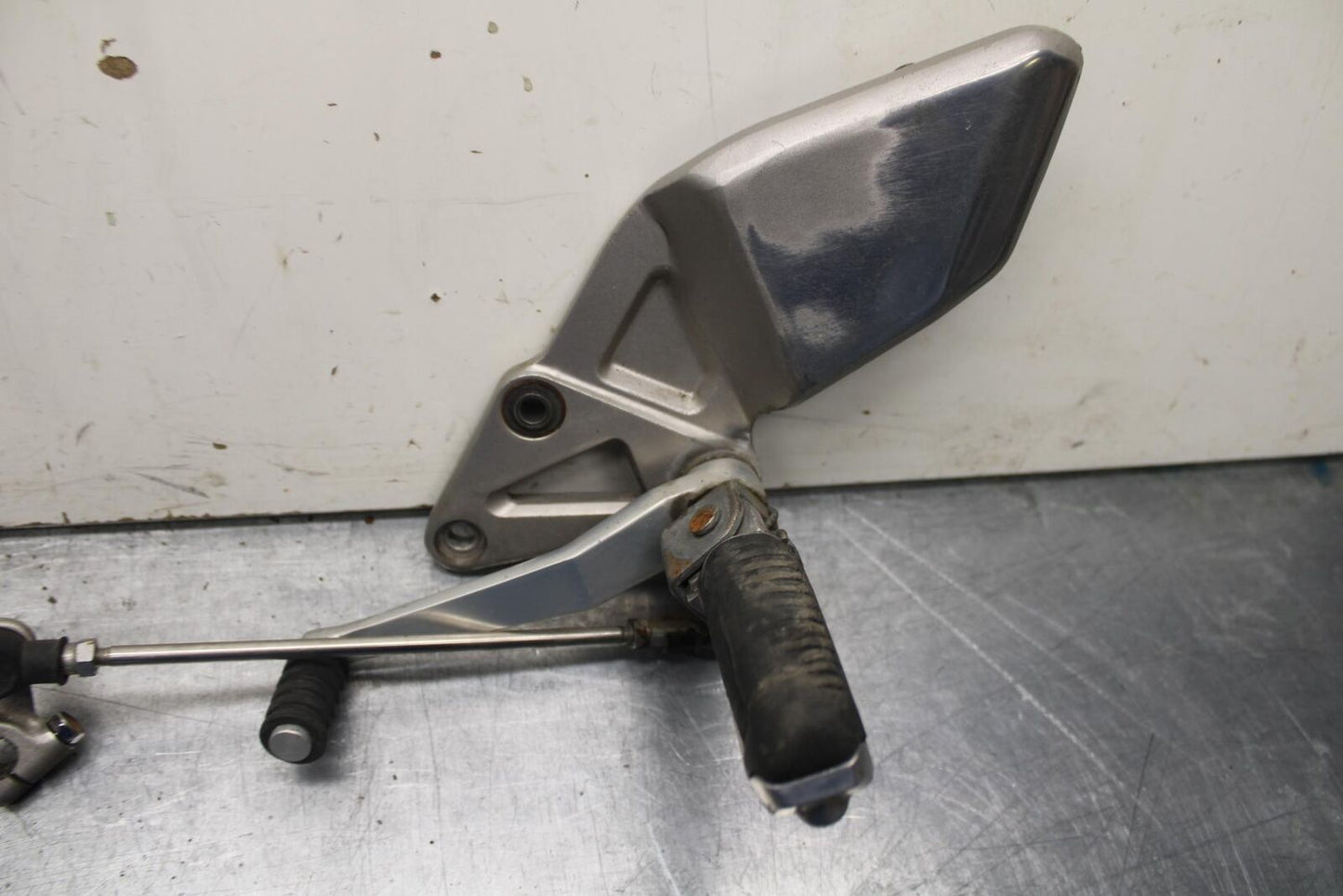 1995 Suzuki RF600R LEFT REARSET REAR SET DRIVER FOOT PEG SHIFTER BB615