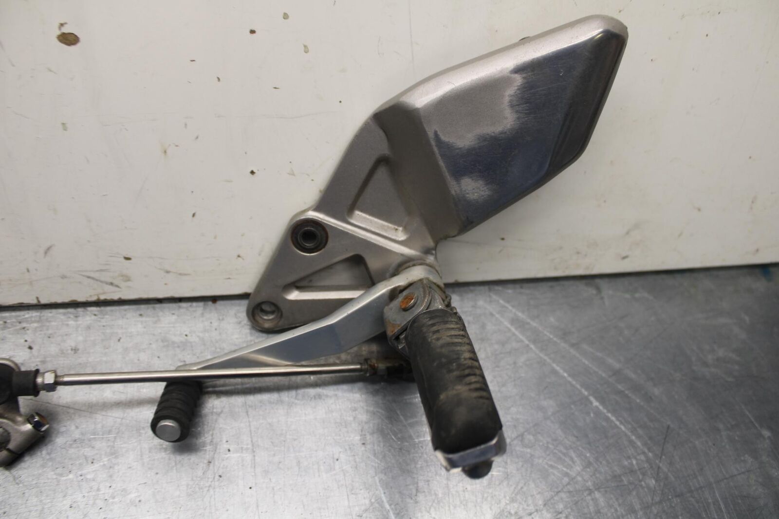 1995 Suzuki RF600R LEFT REARSET REAR SET DRIVER FOOT PEG SHIFTER BB615