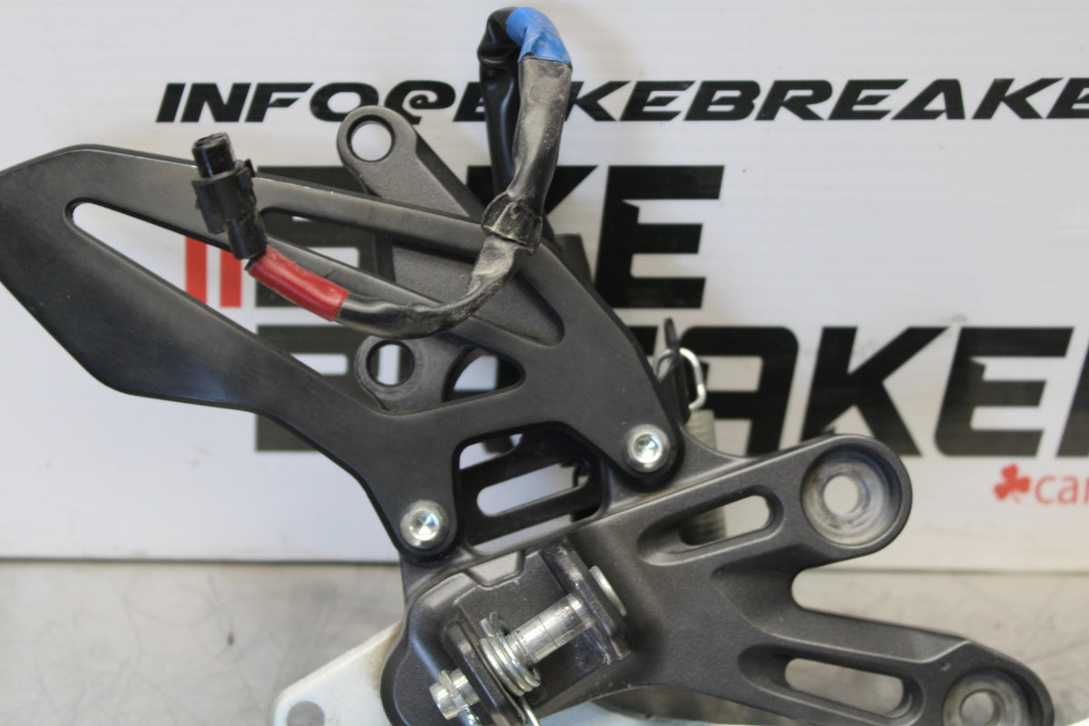 22-25 YAMAHA YZF R7 RIGHT REARSET REAR SET DRIVER FOOT PEG REST STOP BB182