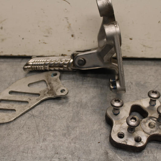 06-07 SUZUKI GSXR 600 LEFT REARSET REAR SET DRIVER FOOT PEG REST STOP BB104