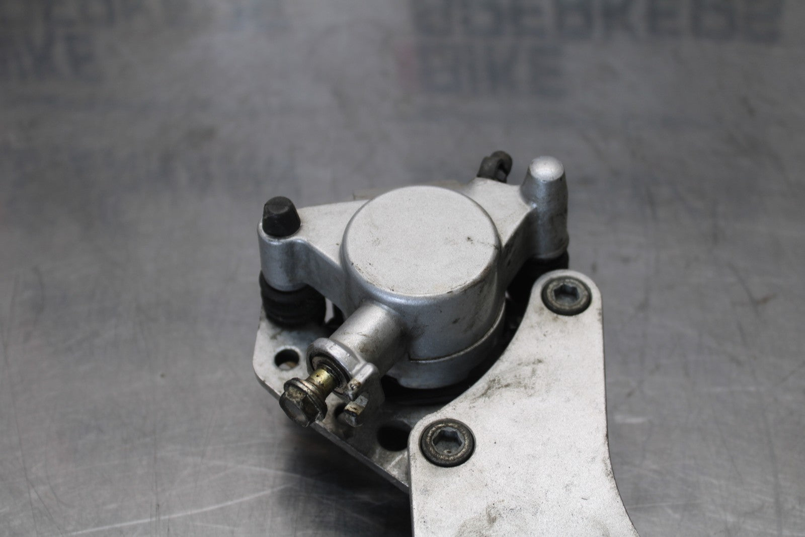 03-08 KAWASAKI VULCAN 1600 REAR BACK BRAKE CALIPER W MOUNT BRACKET BB196