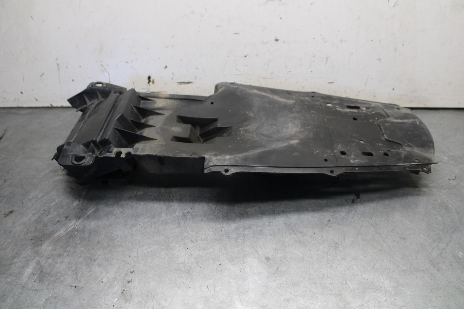 04-05 SUZUKI GSXR600 REAR BACK TAIL UNDERTAIL BATTERY TRAY PLASTIC BB658