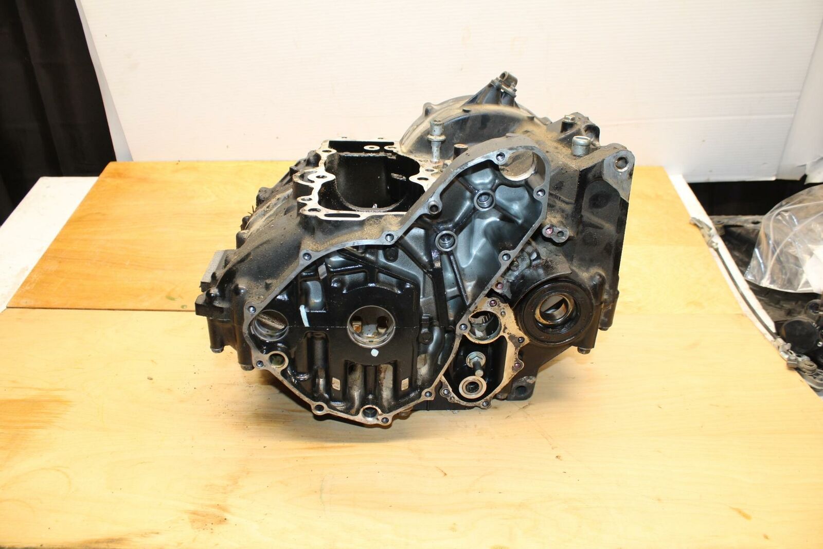 09-10 KAWASAKI ER-6N ENGINE MOTOR CRANKCASE CRANK CASES BLOCK BB325