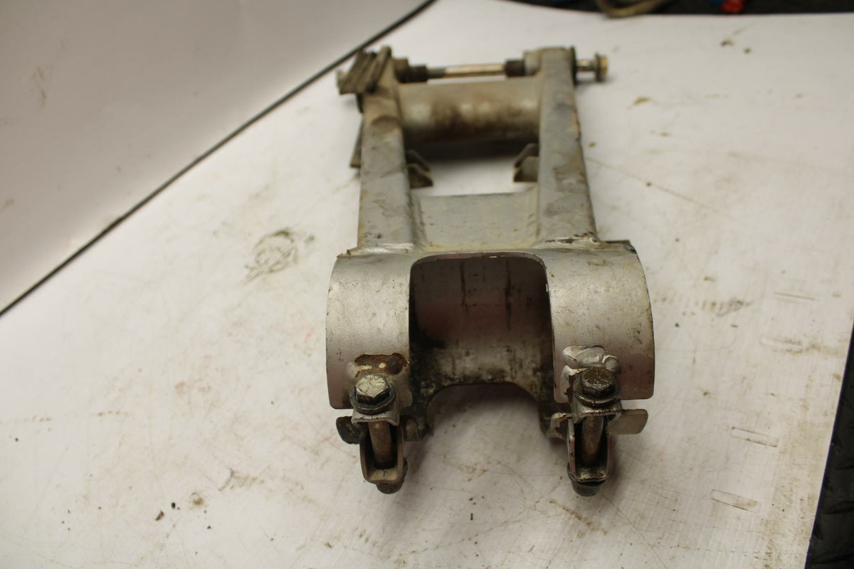 2005 Polaris Predator 500 SWINGARM BACK SUSPENSION SWING ARM 1542023-385 BB269