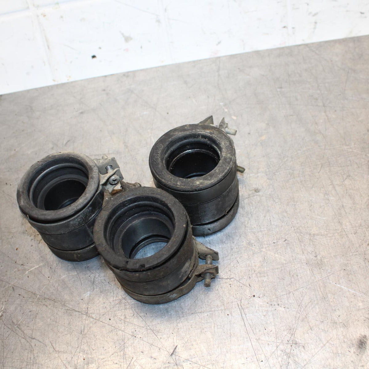 75 SUZUKI GT 550  INTAKE MANIFOLDS  BB72