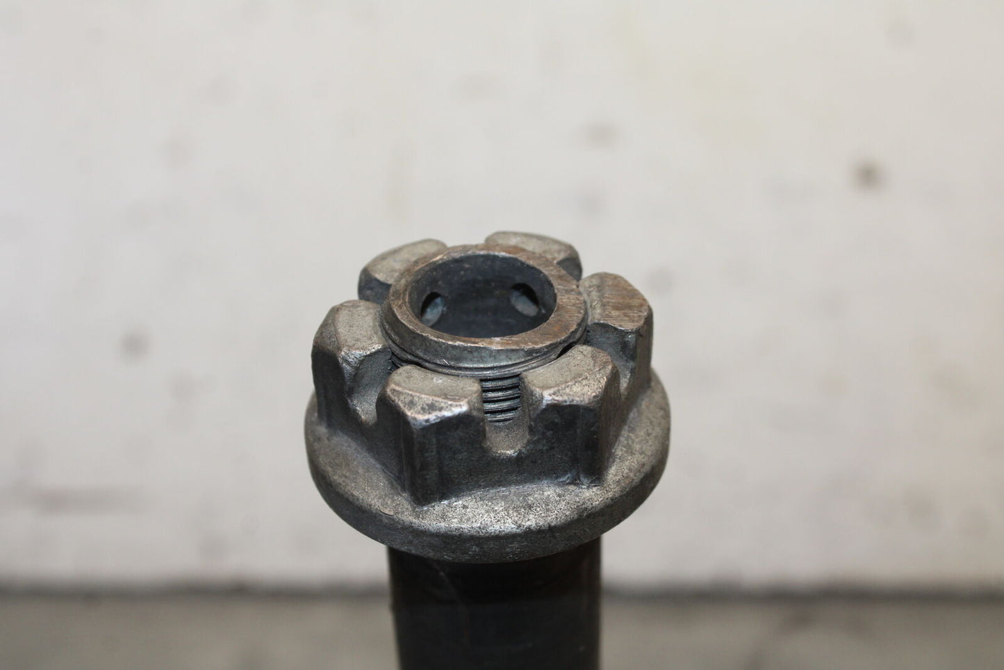 05-06 SUZUKI GSXR1000 REAR AXLE BACK WHEEL RIM PIVOT BOLT AXEL 64711-33E30 BB677