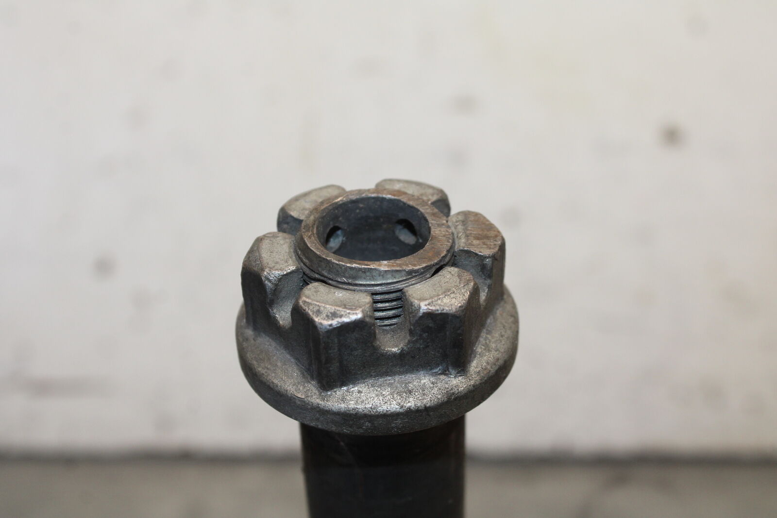 05-06 SUZUKI GSXR1000 REAR AXLE BACK WHEEL RIM PIVOT BOLT AXEL 64711-33E30 BB677