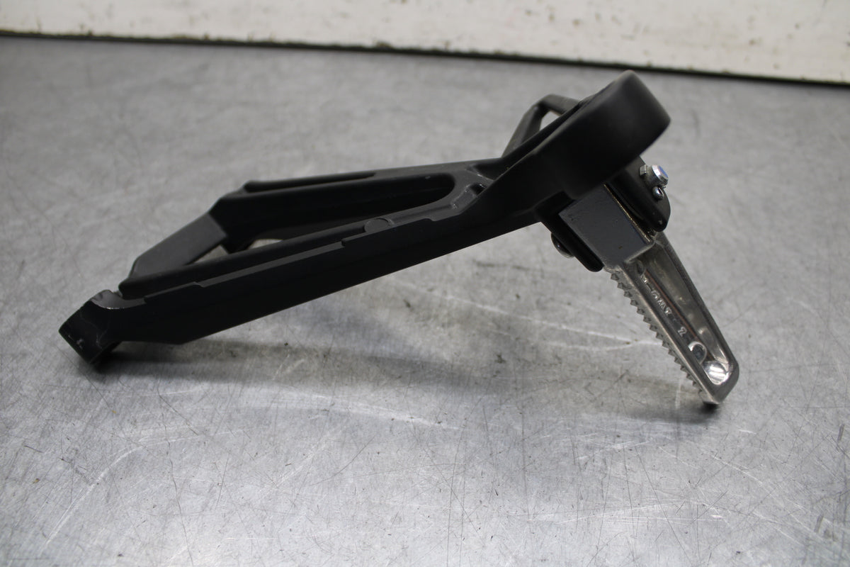 15-17 YAMAHA YZF R3 RIGHT REAR BACK PASSENGER PEG BB651
