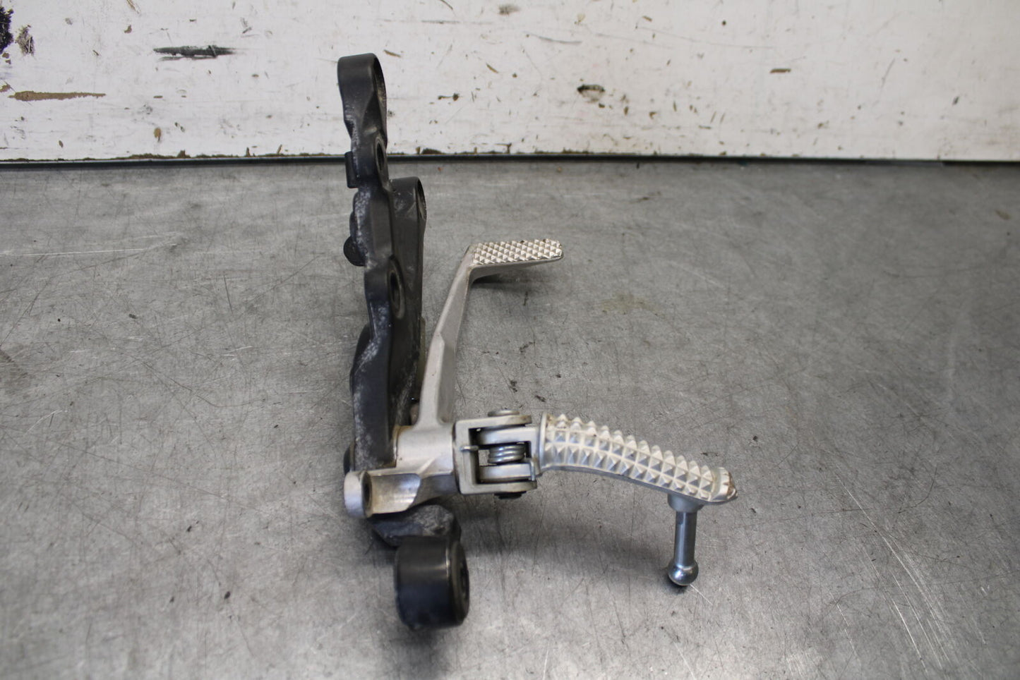 08-16 YAMAHA YZF R6 RIGHT REARSET REAR SET DRIVER FOOT PEG REST STOP BB665