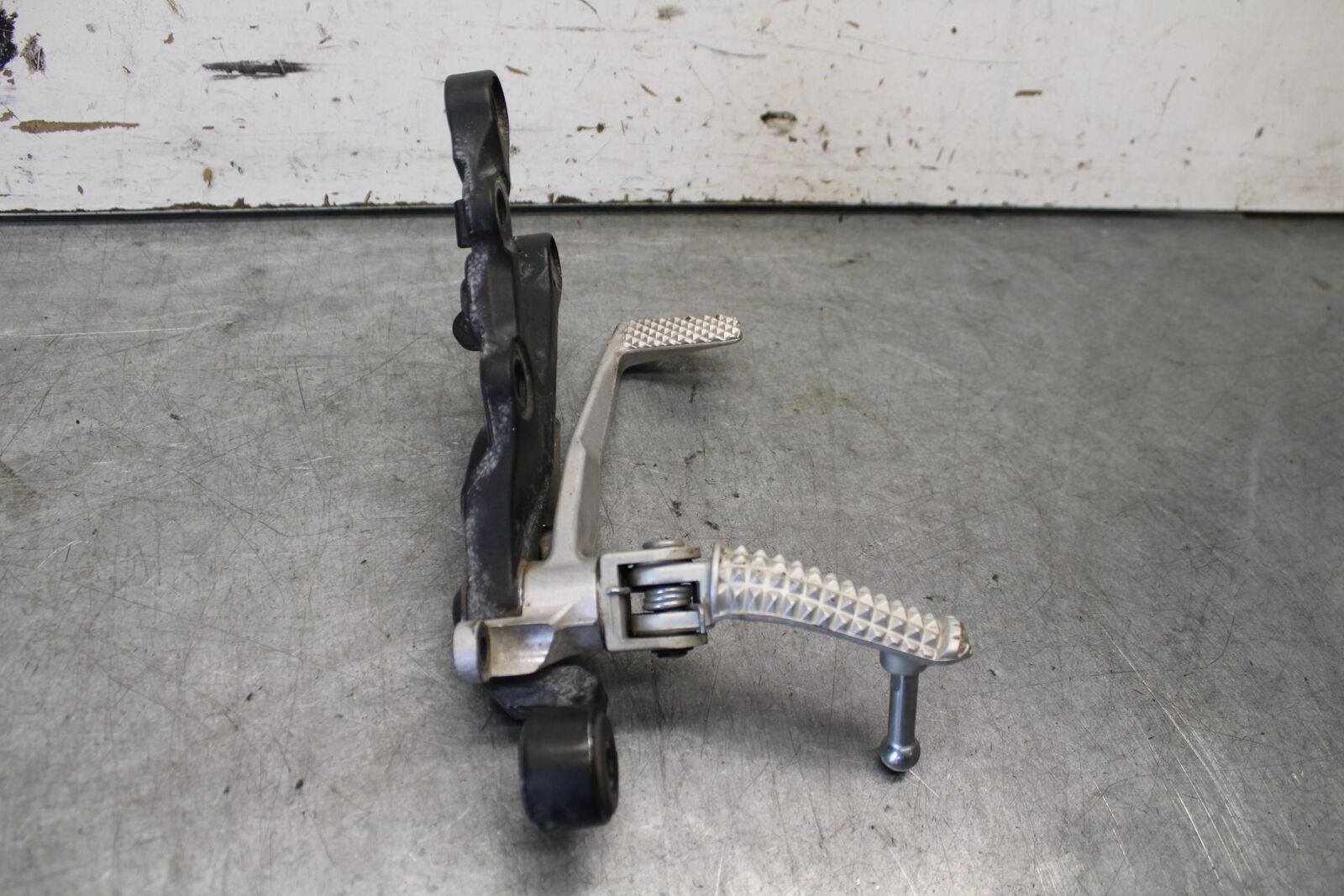 08-16 YAMAHA YZF R6 RIGHT REARSET REAR SET DRIVER FOOT PEG REST STOP BB665