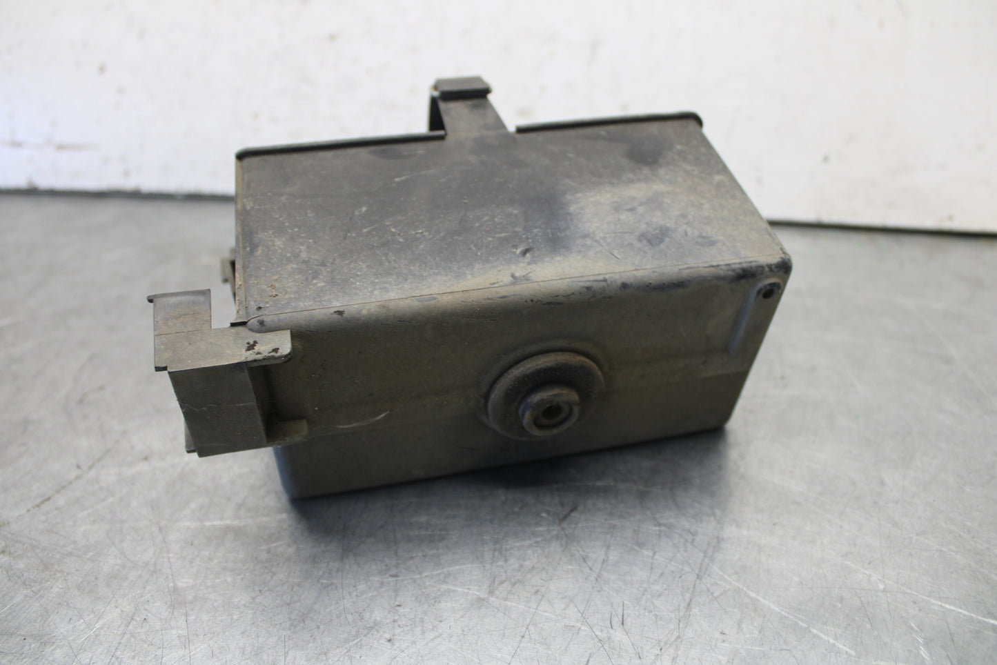 05-06 YAMAHA ROYAL STAR BATTERY TRAY BOX HOLDER BB697