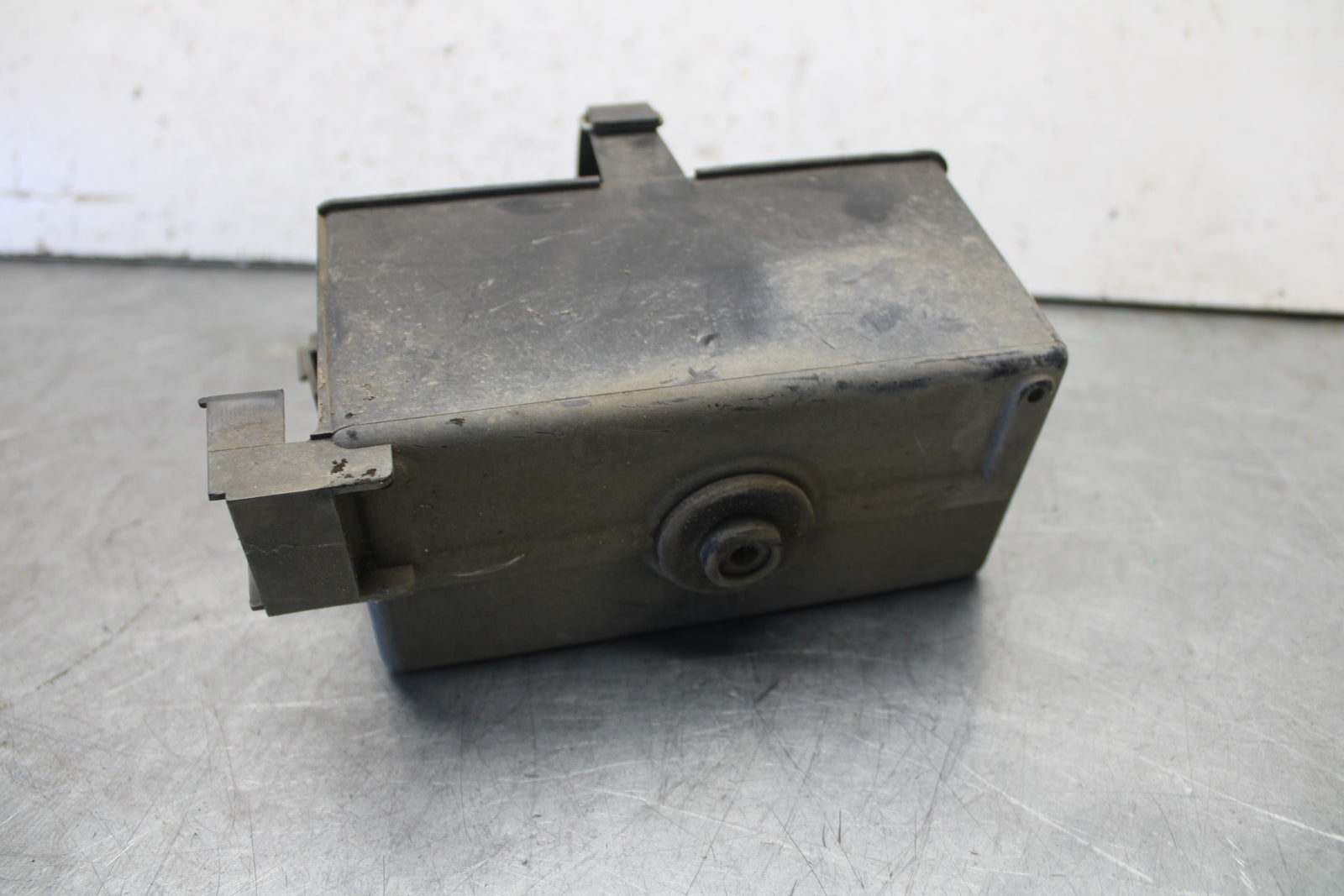 05-06 YAMAHA ROYAL STAR BATTERY TRAY BOX HOLDER BB697