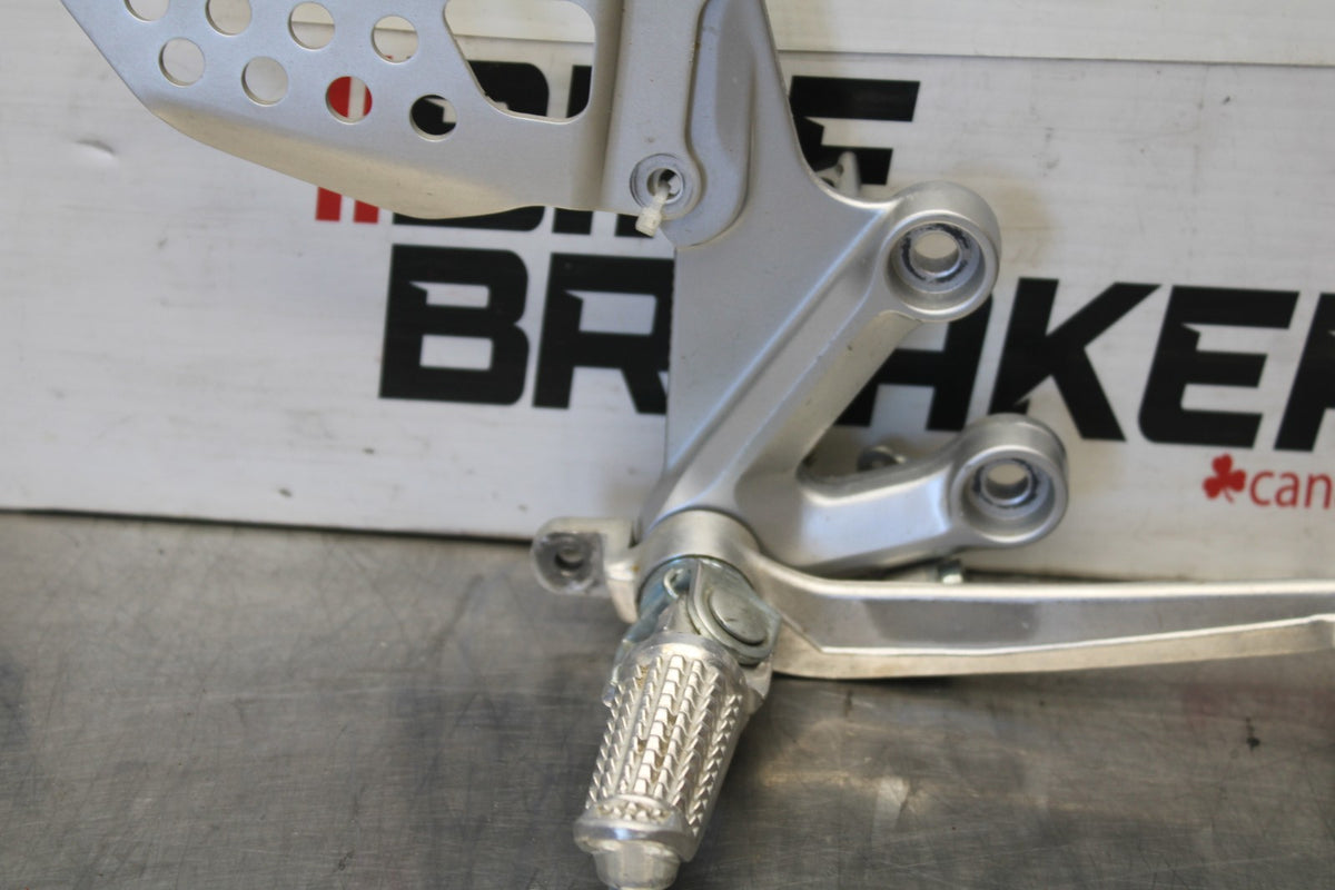 05 SUZUKI GSXR600 RIGHT REARSET REAR SET DRIVER FOOT PEG REST STOP BB329