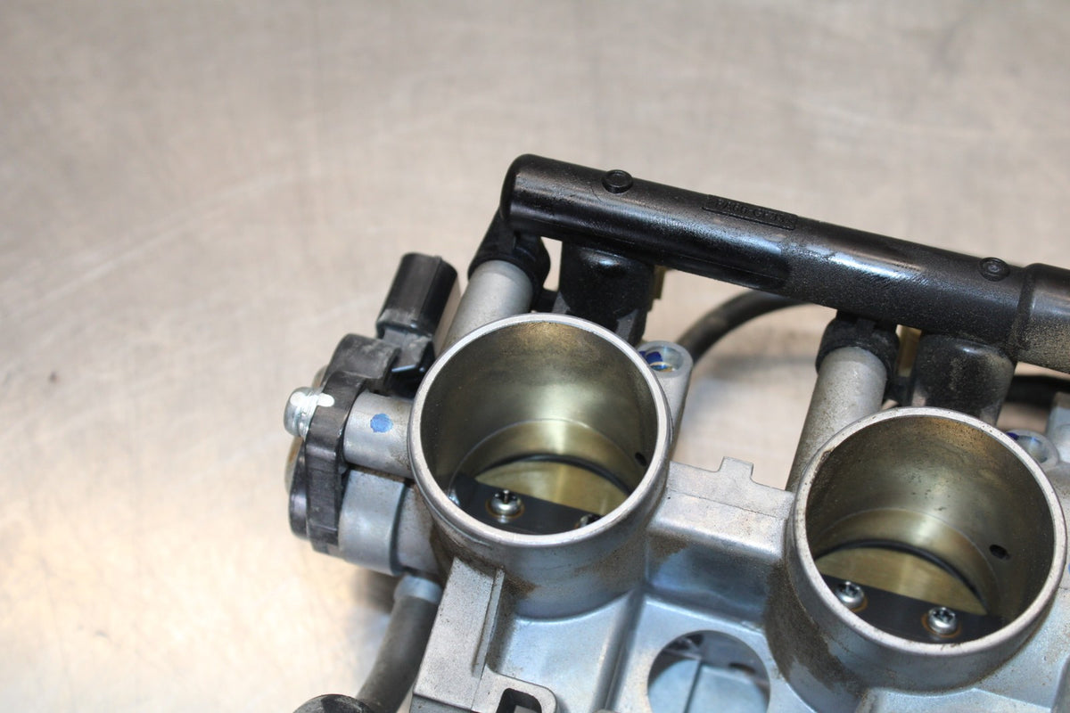 23-26 KAWASAKI NINJA ZX4RR MAIN FUEL INJECTORS / THROTTLE BODIES BB872