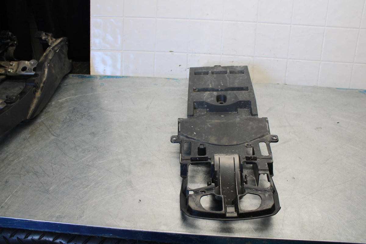 15-21 SUZUKI GSXR600 REAR BACK TAIL UNDERTAIL BATTERY TRAY PLASTIC BB437