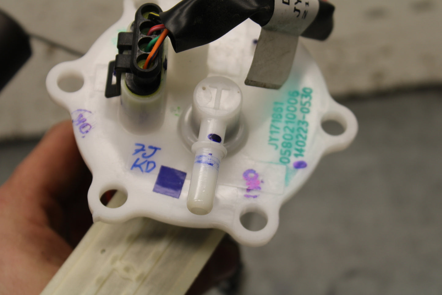 17-24 KTM 390 DUKE FUEL PUMP GAS PETROL SENDER UNIT BB734