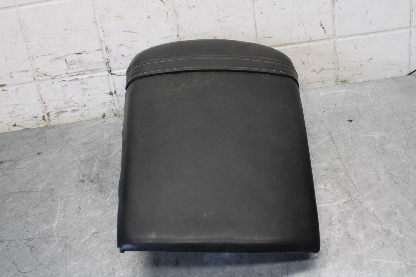 1998 Yamaha YZF R1 REAR BACK PASSENGER TANDEM SEAT PAD SADDLE PILLION BB53