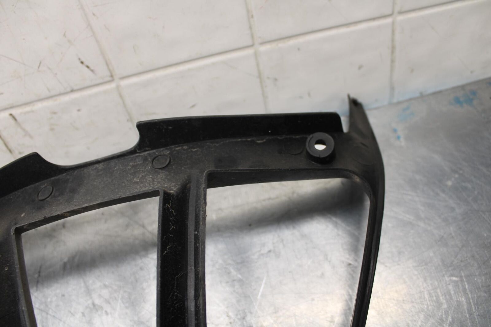 04-06 YAMAHA YZF R1 FRONT LOWER INNER EXHAUST V FAIRING COWL GUARD BB491