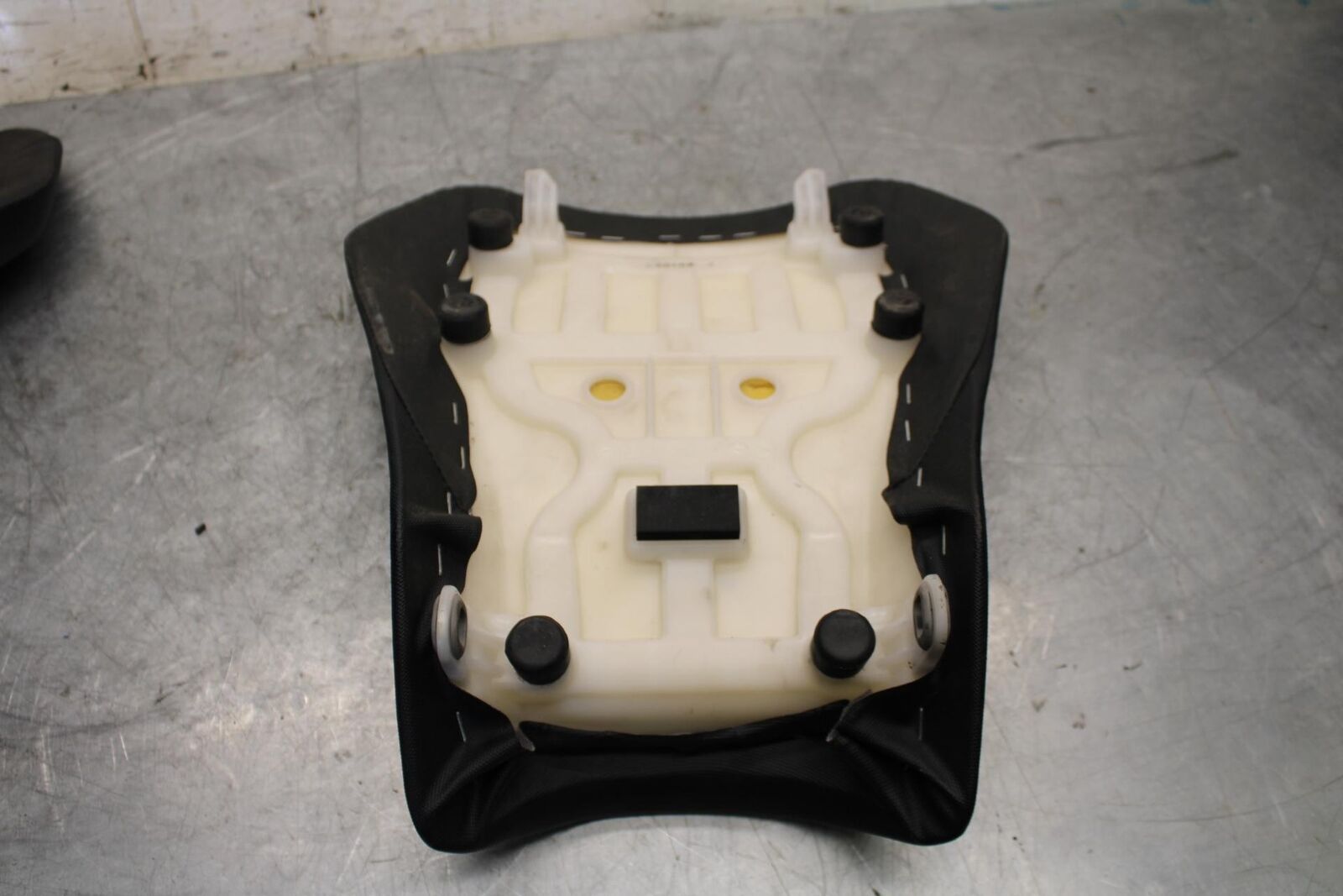 2017 Suzuki GSXR600 FRONT DRIVERS SEAT  SADDLE PILLION 45100-14J10-DW2 #B BB527