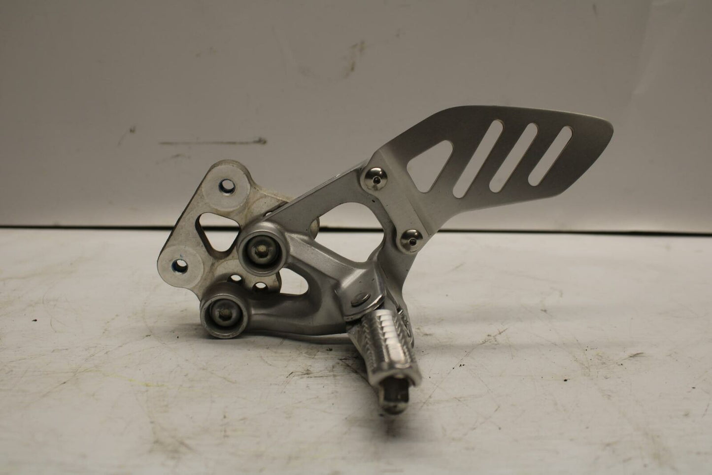 08-09 SUZUKI GSXR600 LEFT REARSET REAR SET DRIVER FOOT PEG BRACKET MOUNT BB262