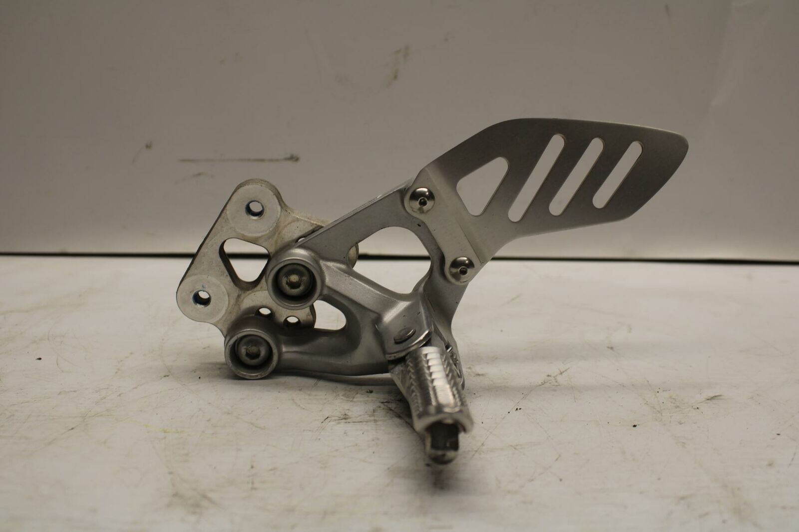 08-09 SUZUKI GSXR600 LEFT REARSET REAR SET DRIVER FOOT PEG BRACKET MOUNT BB262
