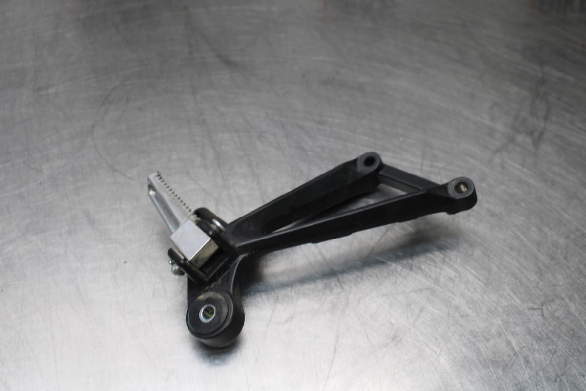 23 YAMAHA YZF R3 RIGHT REAR BACK PASSENGER PEG BB806