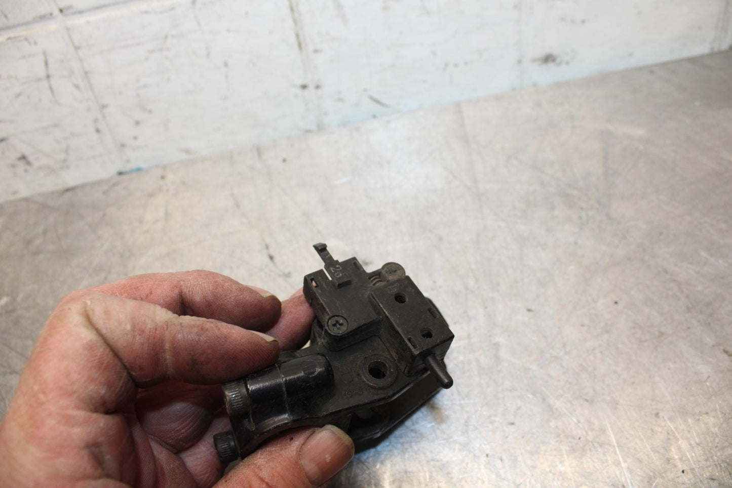 00-01 KAWASAKI ZZR600 CLUTCH LEVER PERCH MOUNT BRACKET BB31