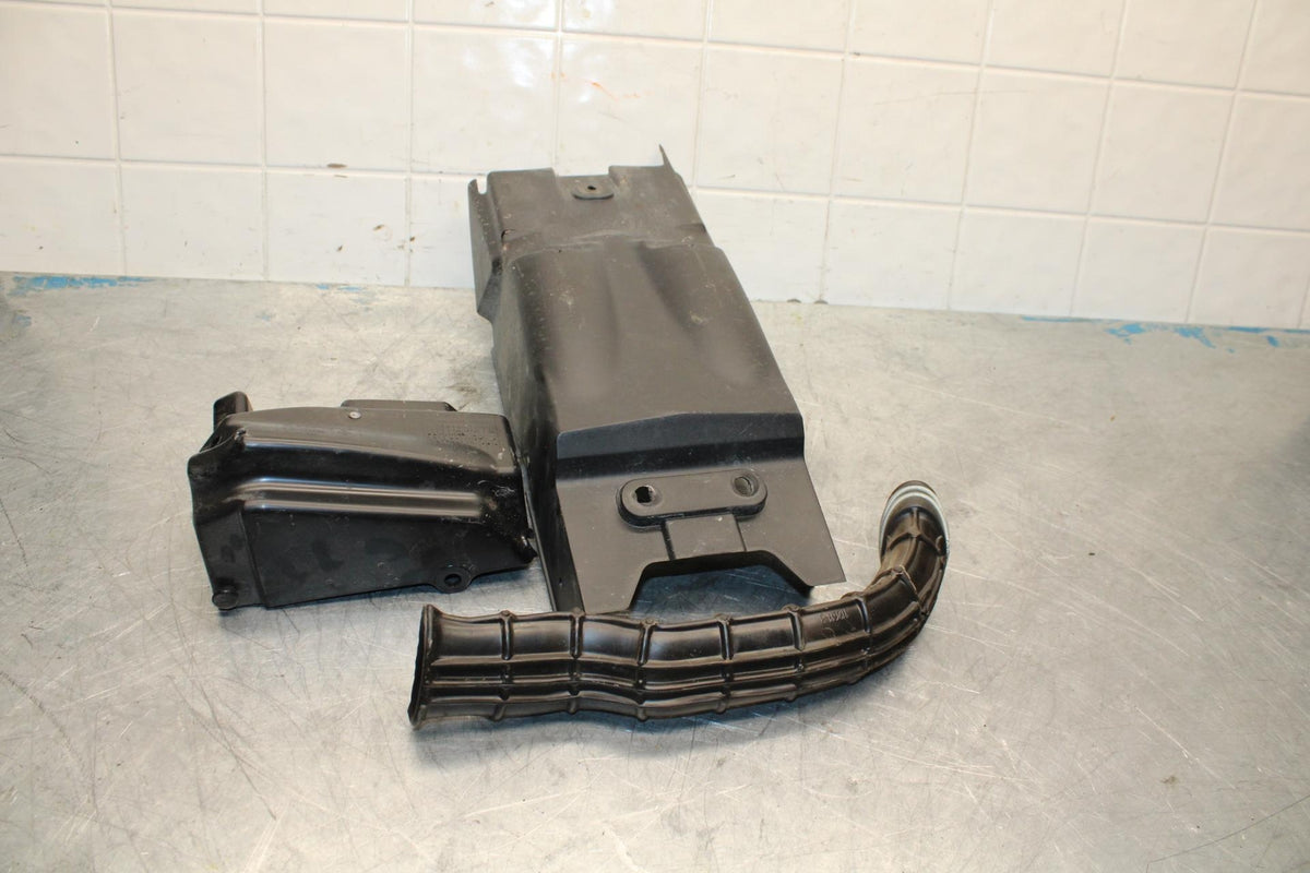 18 KTM RC 390 REAR BACK TAIL UNDERTAIL BATTERY TRAY PLASTIC BB442