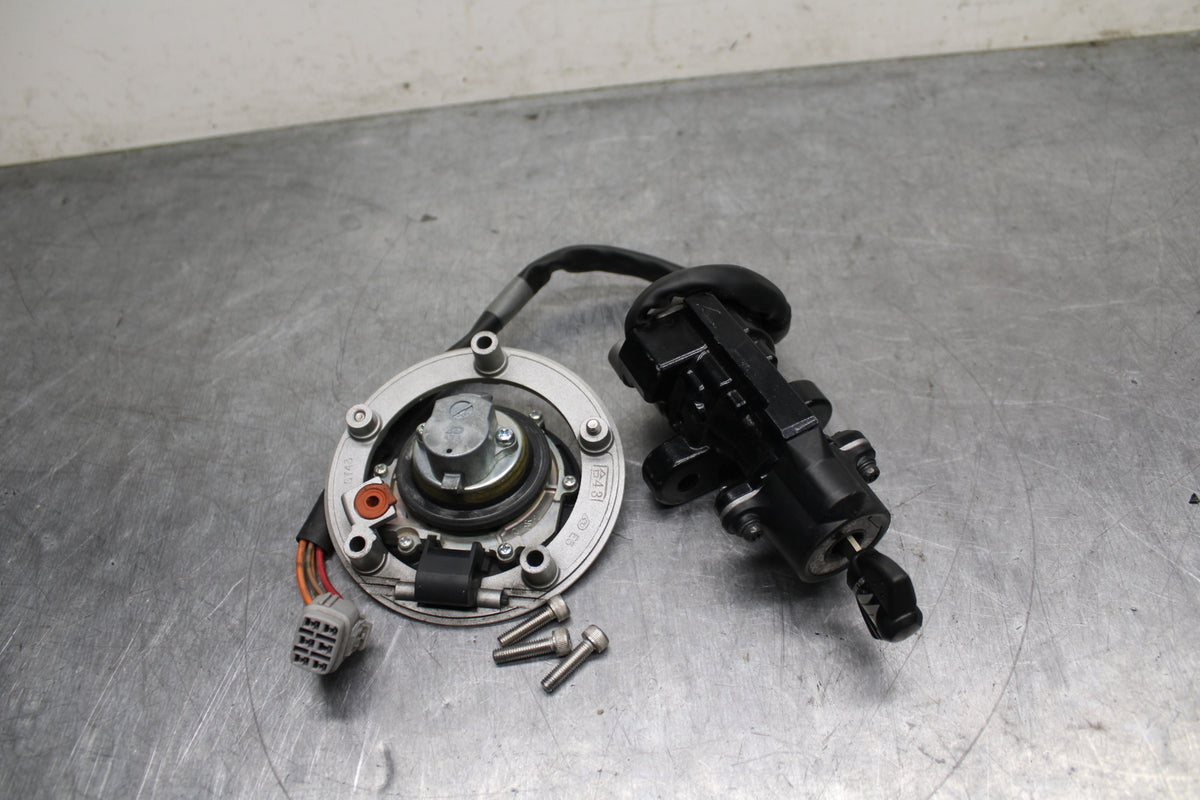 11-24 SUZUKI GSXR750 IGNITION LOCK KEY SET W/ GAS CAP BB128