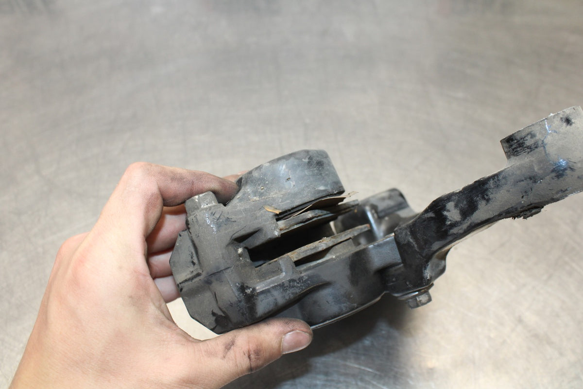 08 YAMAHA V STAR 1100 XVS1100AW CLASSIC REAR BRAKE CALIPER MOUNT BRACKET BB916