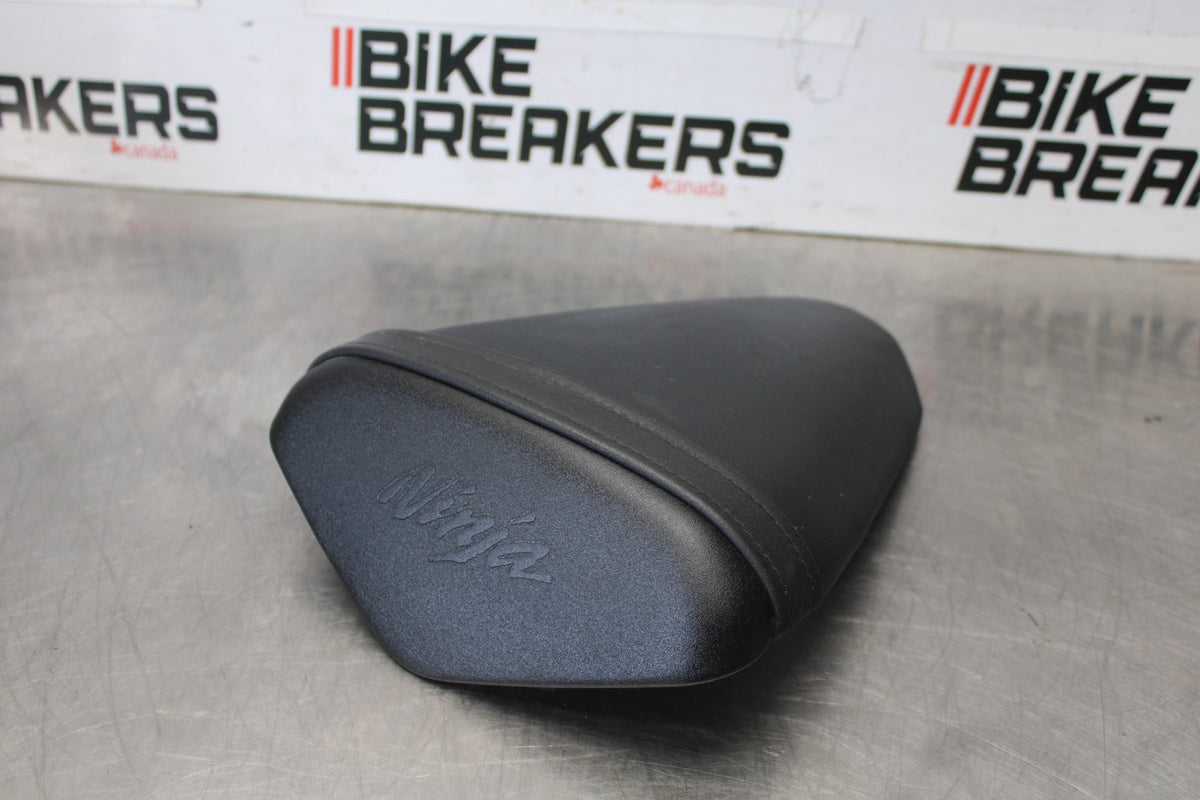 13-18 KAWASAKI NINJA ZX6R REAR BACK PASSENGER TANDEM SEAT PAD SADDLE BB908