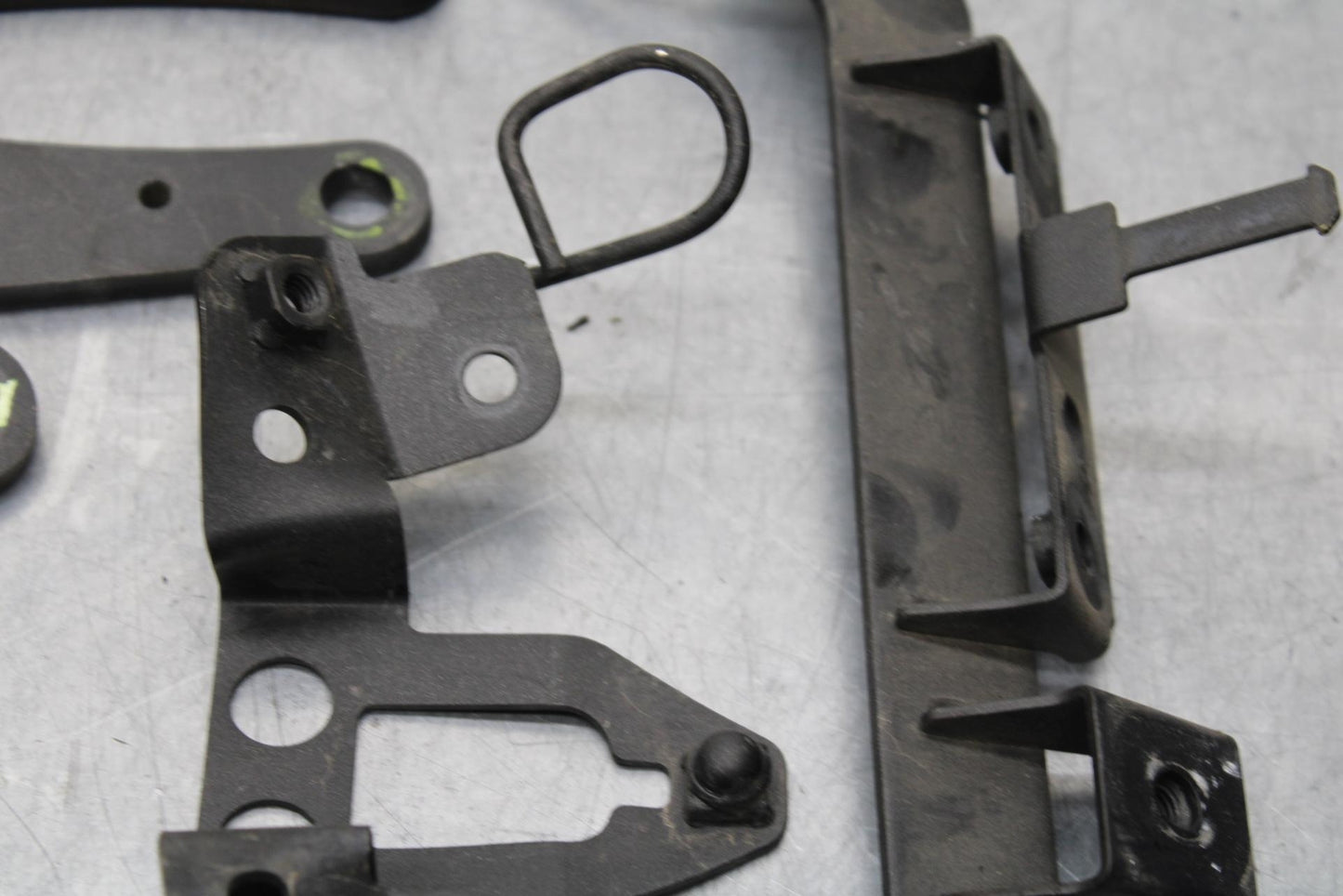 20 KAWASAKI Z400 ER400 ABS ENGINE MOUNT MOTOR BRACKET BB586