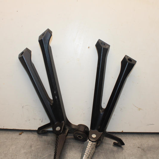 2011 Suzuki GSXR600 REAR BACK PASSENGER PEG SET PAIR BB602