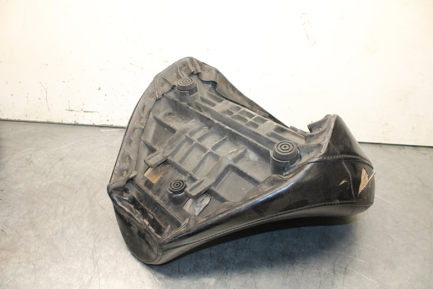 99-00 YAMAHA V STAR 1100 FRONT DRIVERS SEAT BB711