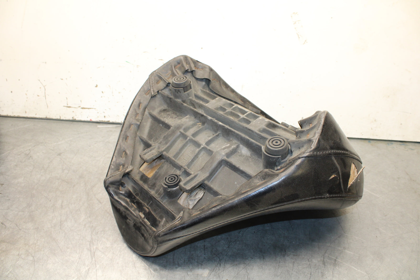 99-00 YAMAHA V STAR 1100 FRONT DRIVERS SEAT BB711
