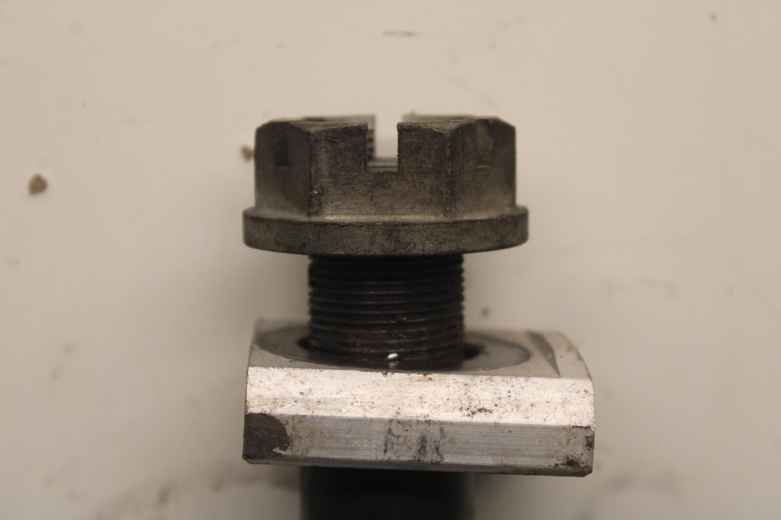 1999 Suzuki GSXR600 REAR AXLE BACK WHEEL RIM PIVOT BOLT AXEL 64711-33E30 BB608