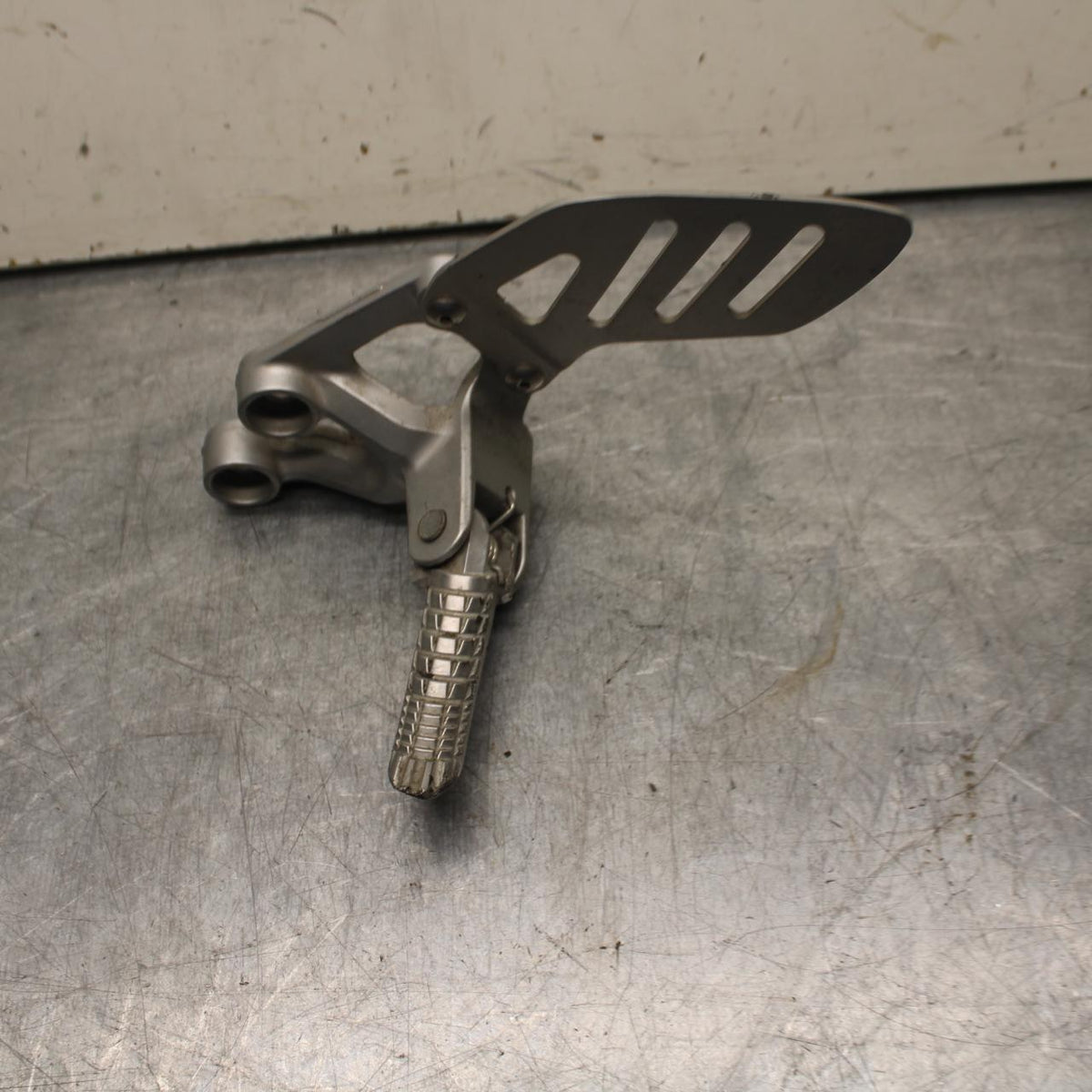 08-10 SUZUKI GSXR 600  LEFT REARSET REAR SET DRIVER FOOT PEG REST STOP BB92