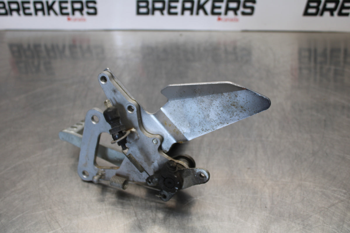04-09 SUZUKI GS500F RIGHT REARSET REAR SET DRIVER FOOT PEG REST STOP BB165