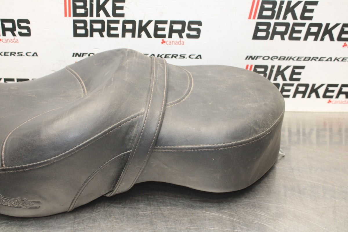 08 HARLEY-DAVIDSON SPORTSTER 1200 FRONT REAR SEAT SADDLE BB794