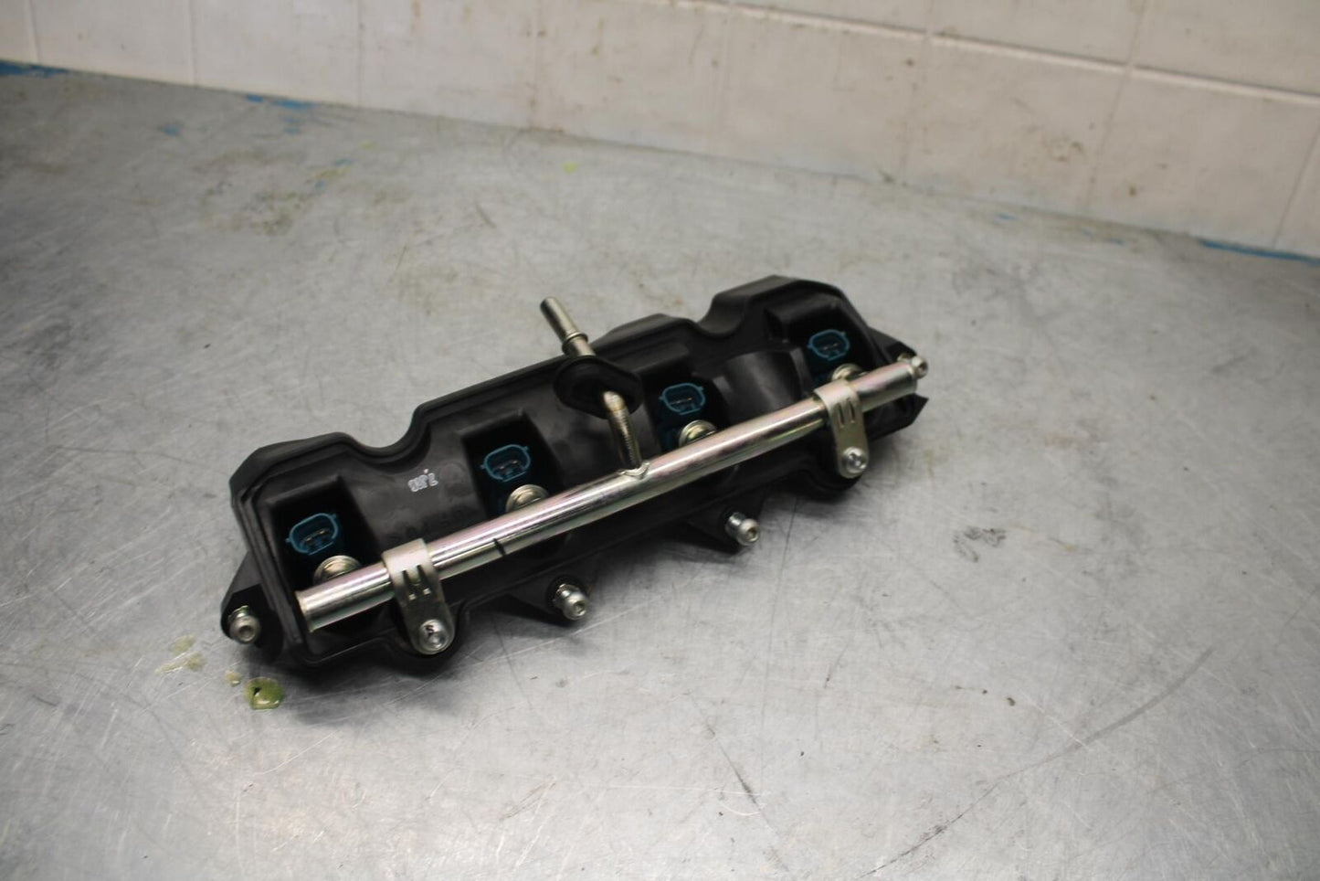07 YAMAHA YZF R6 2c0 SECONDARY FUEL INJECTORS TOP AIRBOX GAS RAIL BB423