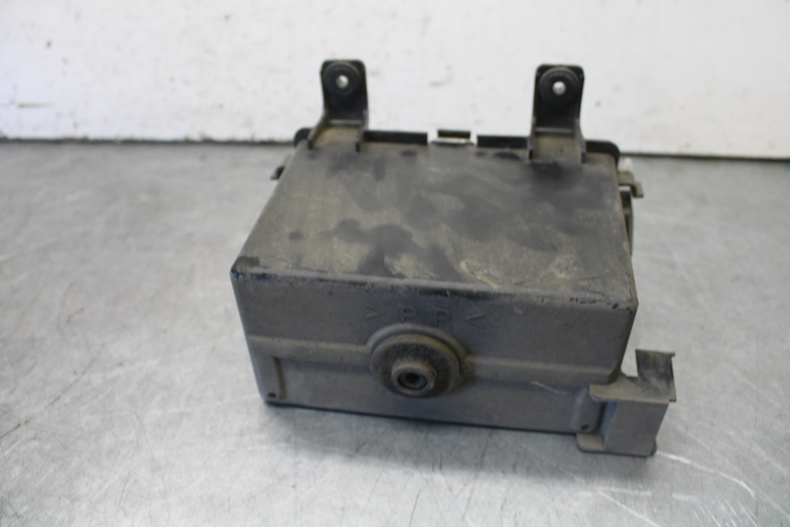 05-06 YAMAHA ROYAL STAR BATTERY TRAY BOX HOLDER BB697