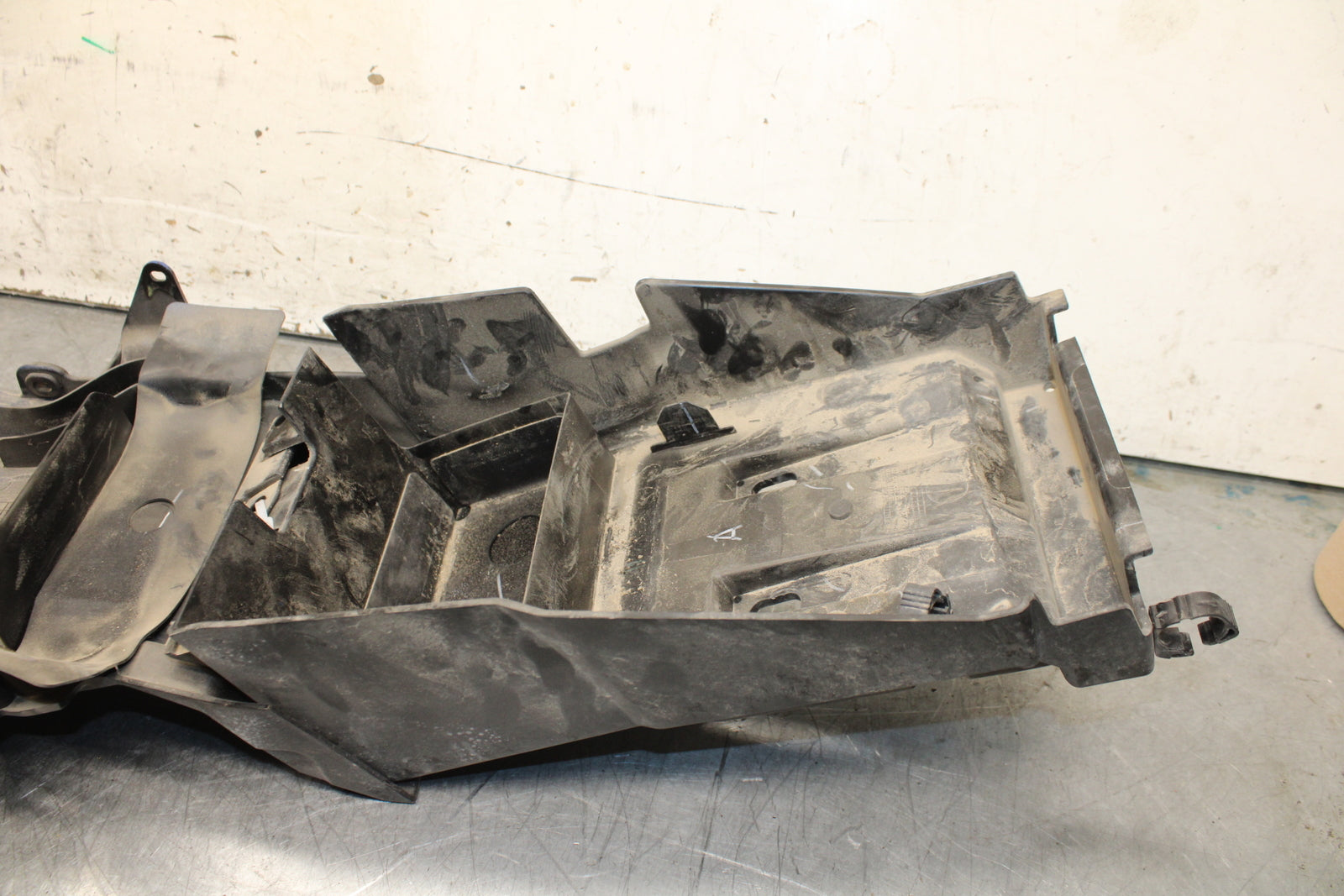 19-22 KAWASAKI Z400 REAR UNDERTAIL & BATTERY TRAY FAIRING COWL FENDER BB708