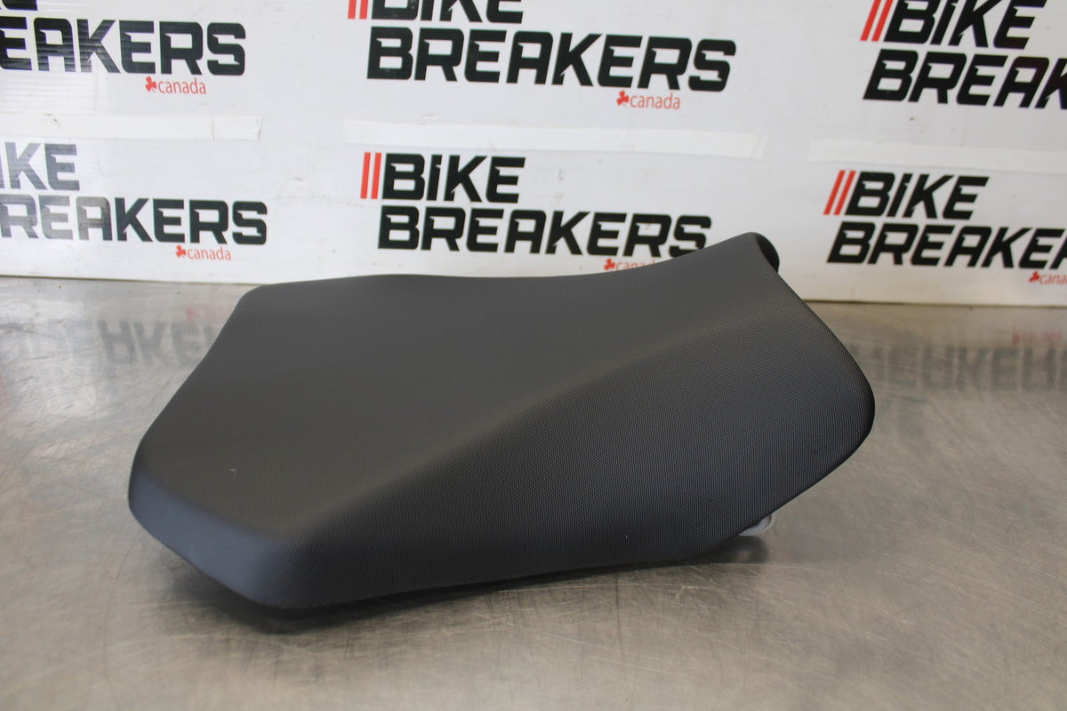 11-26 SUZUKI GSXR750 NEW TAKE OFF! FRONT DRIVERS SEAT PAD SADDLE PILLION BB882